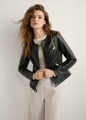 Czarna kurtka damska ze skóry naturalnej KURDS-0154-99(W26) - widok produktu z przodu, na jasnym tle. Widoczna sylwetka do kolan. 