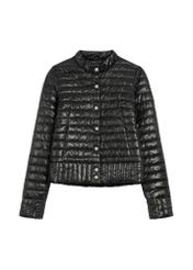 Czarna pikowana kurtka damska ze stójką KURDT-0441-99(Z25), widok produktu z przodu na białym tle.