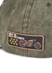 Czapka z daszkiem unisex w kolorze khaki CZALT-0019-8D(W26) - zbliżenie na detal, na białym tle. 