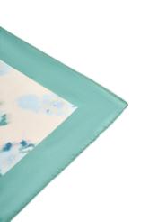 Szalik damski w niebieskie kwiaty SZADT-0191-7B(W26), zbliżenie na produkt na białym tle.