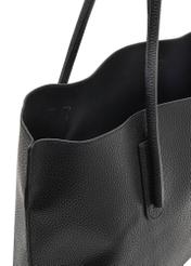 Czarna torebka shopper damska TOREC-0938B-99(Z25), zbliżenie na detal produktu na białym tle.