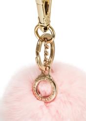 Różowy brelok pompon BRELOK-117A-34(Z25), zbliżenie na detal produktu na białym tle.