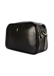 Średnia czarna torebka damska TOREC-1121-9F(W26), widok produktu skosem na białym tle.