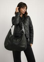 Czarna skórzana torebka damska TORES-1242-99(W26), widok produktu na ramieniu modelki. Widoczna połowa sylwetki.