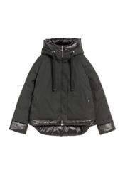 Czarna kurtka damska oversize KURDT-0605-99(Z25), widok produktu z przodu na białym tle.