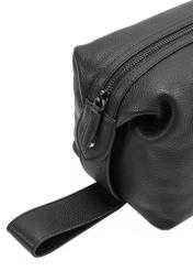 Duża czarna kosmetyczka męska TORMS-0475-99(Z25), zbliżenie na detal produktu na białym tle.