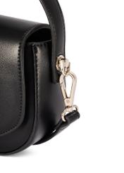 Mała czarna torebka listonoszka damska TOREC-1185-99(W26), zbliżenie na detal produktu na białym tle.