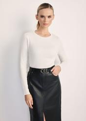 Prążkowany longsleeve damski LSLDT-0028-12(Z24), produkt widoczny przodem na modelce, widoczne pół sylwetki.