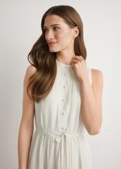 Kremowa sukienka midi z wiskozy SUKDT-0280-0B(W26) - widok produktu z przodu, na modelce, na jasnym tle. Widoczna połowa sylwetki.