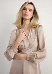 Długa beżowa sukienka midi SUKDT-0263-1B(W26) - widok produktu z przodu, na modelce, na jasnym tle. Widoczna połowa sylwetki. 