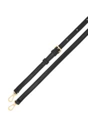 Czarna torebka damska z monogramem TOREC-1159-9P(W26) - widok na paski z góry na białym tle.