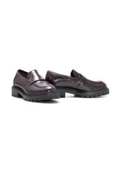 Bordowe mokasyny damskie croco BUTYD-1189-90(Z25), widok produktu skosem na białym tle.