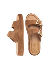 Zamszowe klapki damskie na platformie BUTYD-1241-1D(W26), widok produktu z góry na białym tle.