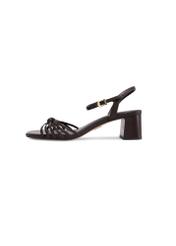 Ciemnobrązowe skórzane sandały na słupku BUTYD-1234-1IW26), widok produktu z boku na białym tle.