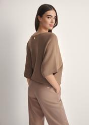 Camelowa bluzka damska BLUDT-0201-1D(W26), widok produktu od tyłu na modelce, widoczna połowa sylwetki.