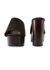Ciemnobrązowe skórzane klapki damskie na słupku BUTYD-1275-1I(W26),  widok produktu z przodu i tyłu na białym tle.