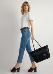 Duża siateczkowa torebka damska TOREC-1149-99(W26), widok produktu w dłoni modelki. Widoczna cała sylwetka.