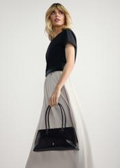 Ciemnogranatowa mała skórzana torebka damska TORES-1293-7EW26), widok produktu w dłoni modelki, na jasnym tle.