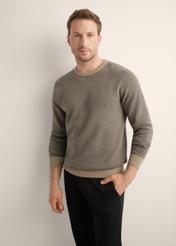 Ciemnobeżowy sweter męski we wzory SWEMT-0195-1D(Z26), widok produktu z przodu na modelu. Widoczna połowa sylwetki.