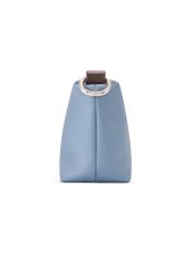 Mała niebieska torebka damska TOREC-0882-7C(W26), widok produktu z boku na białym tle.