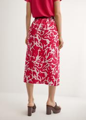 Różowa spódnica midi z wiskozy SPCDT-0129-5P(W26), widok produktu z tyłu na modelce. Widoczna połowa sylwetki.