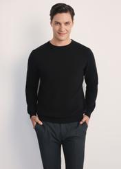 Czarny sweter męski basic SWEMT-0114A-99(Z24), widok produktu od przodu na modelu, widoczne pół sylwetki.