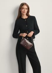 Mała brązowa skórzana torebka croco TORES-1231-1H(W26) - widok produktu z przodu, na modelce, na jasnym tle. Widoczna sylwetka do kolan.