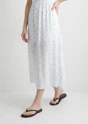 Skórzane japonki damskie w kolorze ciemnobrązowym BUTYD-1271-1I(W26), widok produktu z boku na stopach modelki.