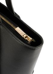 Czarna skórzana torebka shopper TORES-1209-9I(W26) - zbliżenie na detal, na białym tle. 