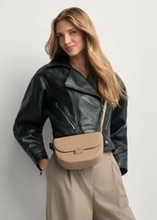 Beżowa półokrągła listonoszka damska TOREC-1127-1D(W26) - widok produktu z przodu, na modelce, na jasnym tle. Widoczna połowa sylwetki. 