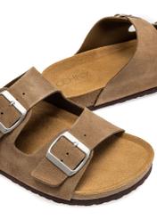 Skórzane klapki męskie w kolorze chłodnego beżu BUTYM-0495-1K(W26), zbliżenie na produkt na białym tle.