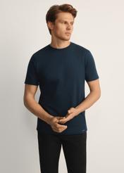 Granatowy bawełniany t-shirt męski TSHMT-0108-68(Z25), widok produktu od przodu na modelu, widoczna połowa sylwetki.