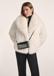 Czarna skórzana mała torebka croco TORES-1133E-99(Z25), widok produktu przodem na modelce.