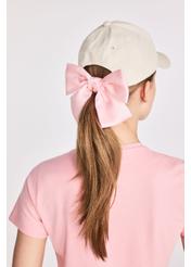Kremowa czapka z daszkiem i kokardką CZALT-0016-1A(W26), widok produktu tyłem na modelce na białym tle.