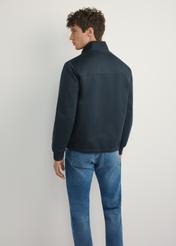 Granatowa przejściowa kurtka męska KURMT-0404-7D(W26), widok produktu z tyłu na modelu. Widoczna połowa sylwetki.