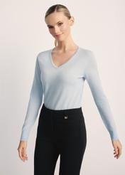 Błękitny sweter damski SWEDT-0250-62(Z25), widok produktu z przodu na modelce. Widoczna połowa sylwetki.