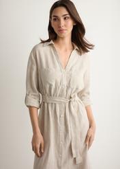 Lniana beżowa sukienka midi SUKDT-0282-1A(W26), widok produktu z przodu na modelce. Widoczna połowa sylwetki.