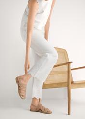 Jasnobeżowe skórzane sandały damskie BUTYD-1152-1A(W26), widok produktu z boku na stopach modelki.