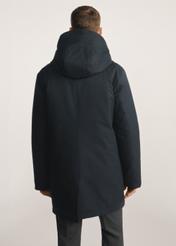 Granatowa kurtka męska zimowa KURMT-0387-69(Z25), produkt widoczny od tyłu na modelu, widoczne pół sylwetki.