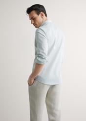 Bawełniana koszula męska w szałwiową kratkę KOSMT-0277-8F(W26), widok produktu z tyłu na modelu. Widoczna połowa sylwetki.