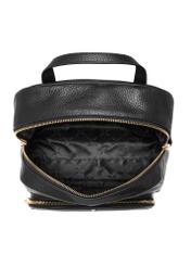 Czarny skórzany plecak damski TORES-1072E-9I(W26) - widok produktu z góry, na białym tle. 