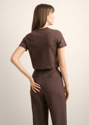 Ciemnobrązowy bawełniany T-shirt damski TSHDT-0144-1I(Z26), widok produktu z tyłu na modelce. Widoczna połowa sylwetki.
