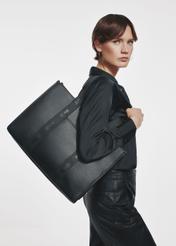Czarna duża torebka shopper TOREC-0977A-99(Z25) - widok produktu z przodu na modelce na białym tle.