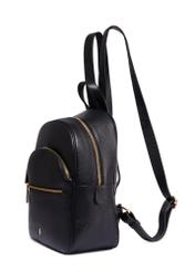 Czarny skórzany plecak damski TORES-1345-9I(Z26), widok produktu skosem na białym tle.