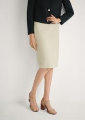 Skórzane sandały damskie w kolorze beżowym BUTYD-1178-1B(W26), widok produktu z przodu na stopach modelki.