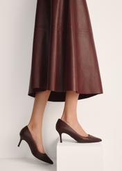 Bordowe skórzane czółenka damskie BUTYD-1031-49(Z25) - widok produktu z boku na białym tle. Widoczna połowa sylwetki.