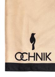 Jasnobeżowy szalik damski z jedwabiu SZADT-0188-1B(W26), zbliżenie na detal produktu na białym tle.