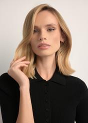 Prążkowana bluzka damska z krótkim rękawem BLUDT-0200-99(W26), zbliżenie na produktu na modelce. 