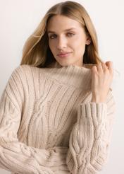 Damski sweter oversize w jasnobeżowym kolorze SWEDT-0278-1A(Z26), widok produktu od przodu na modelce. Zbliżenie na twarz modelki.