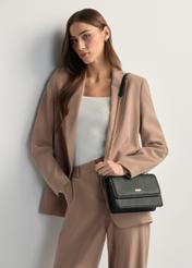 Niewielka elegancka torebka damska TOREC-1015-99(W26), widok produktu od przodu na modelce, widoczna połowa sylwetki.